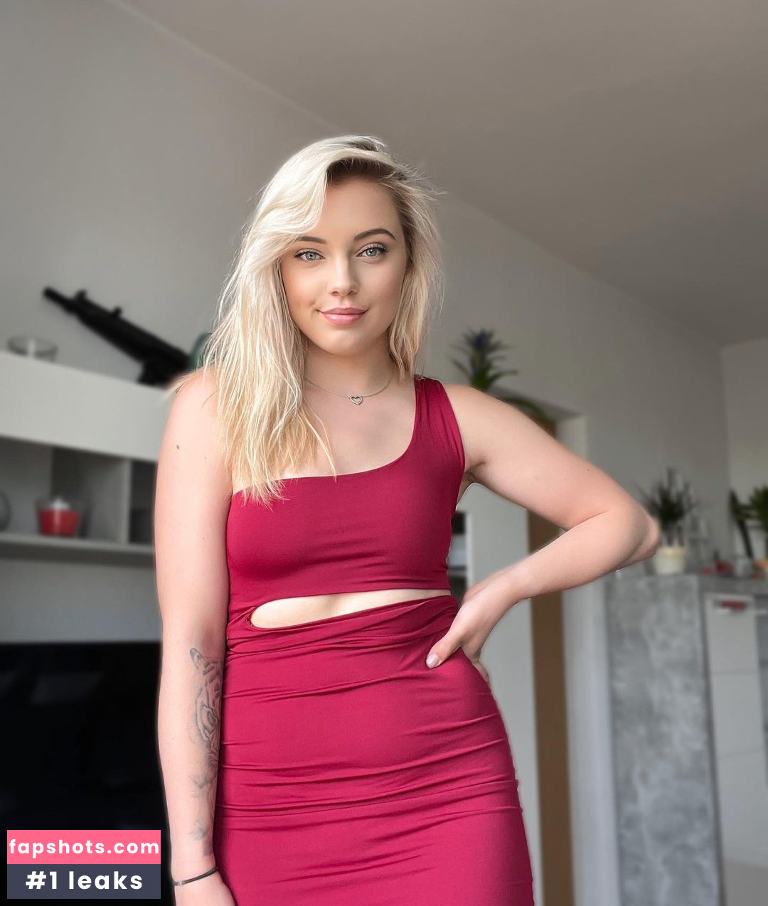 Laura gallery photo #41