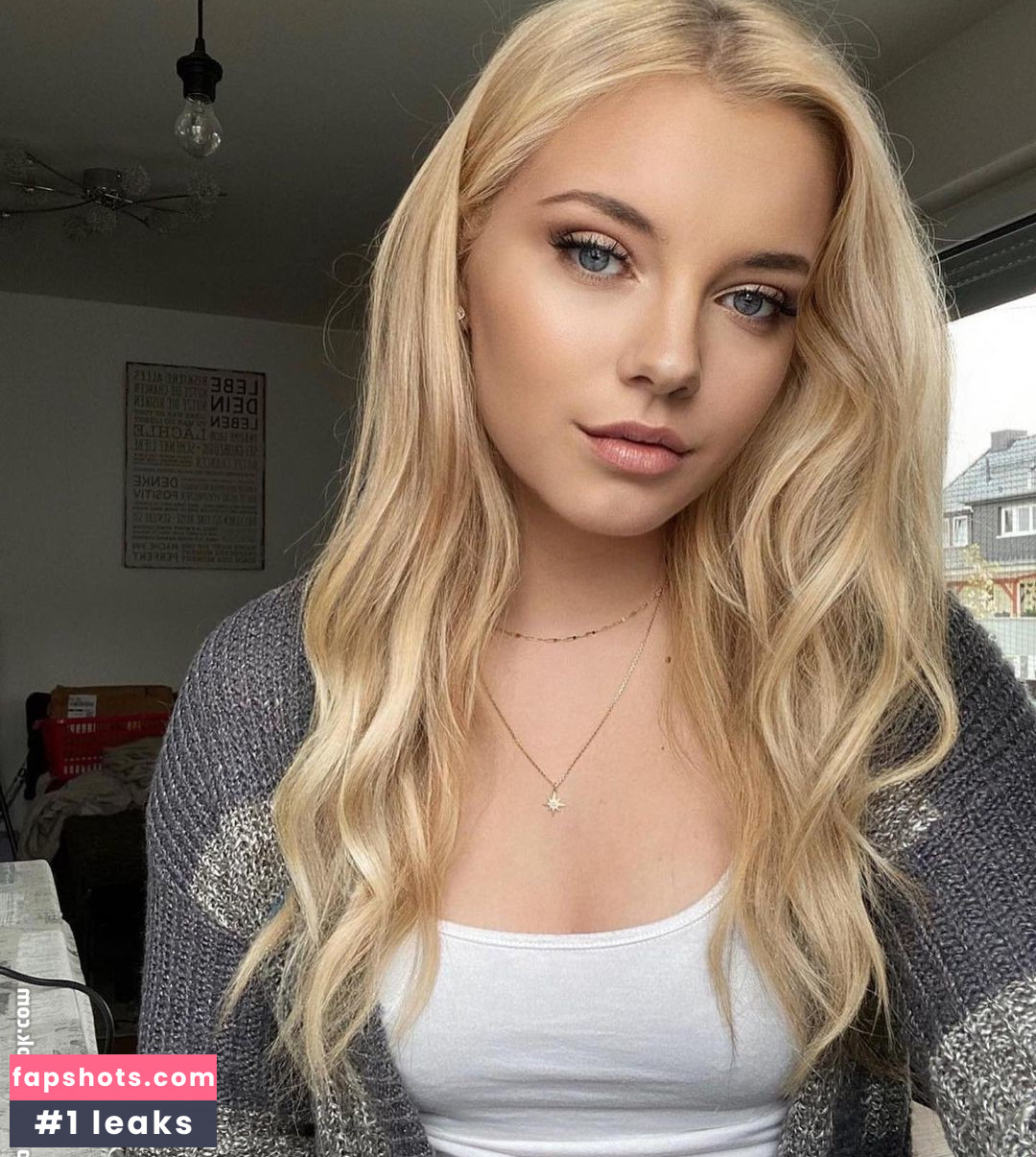 Laura gallery photo #43