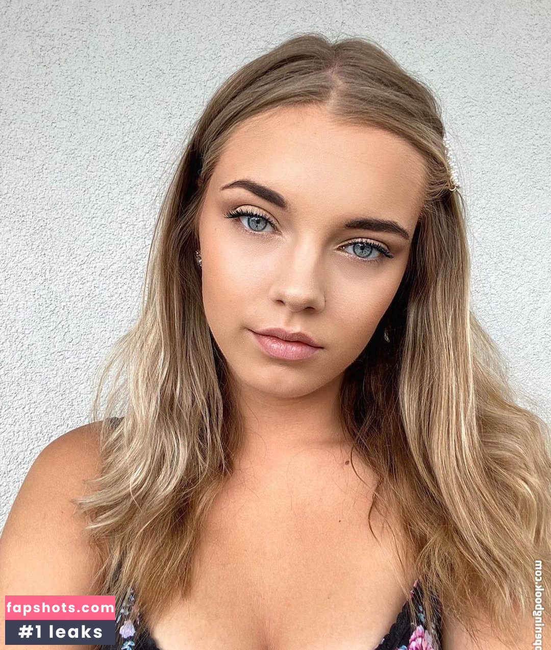 Laura gallery photo #44