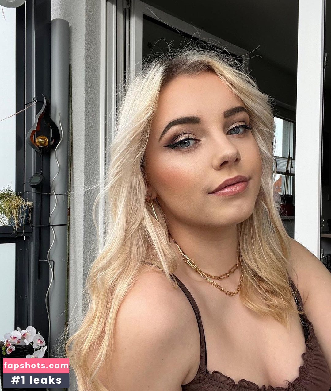 Laura gallery photo #45