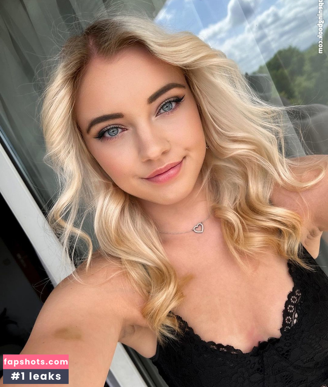 Laura gallery photo #47