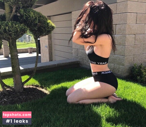 Laura Petrinec gallery photo #22