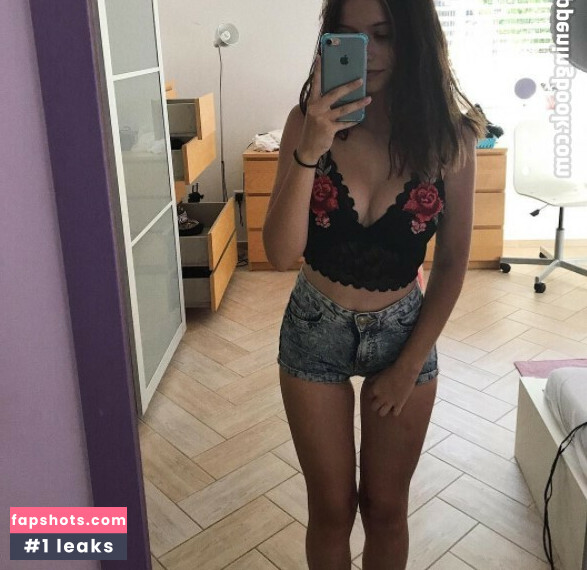 Laura Petrinec gallery photo #25