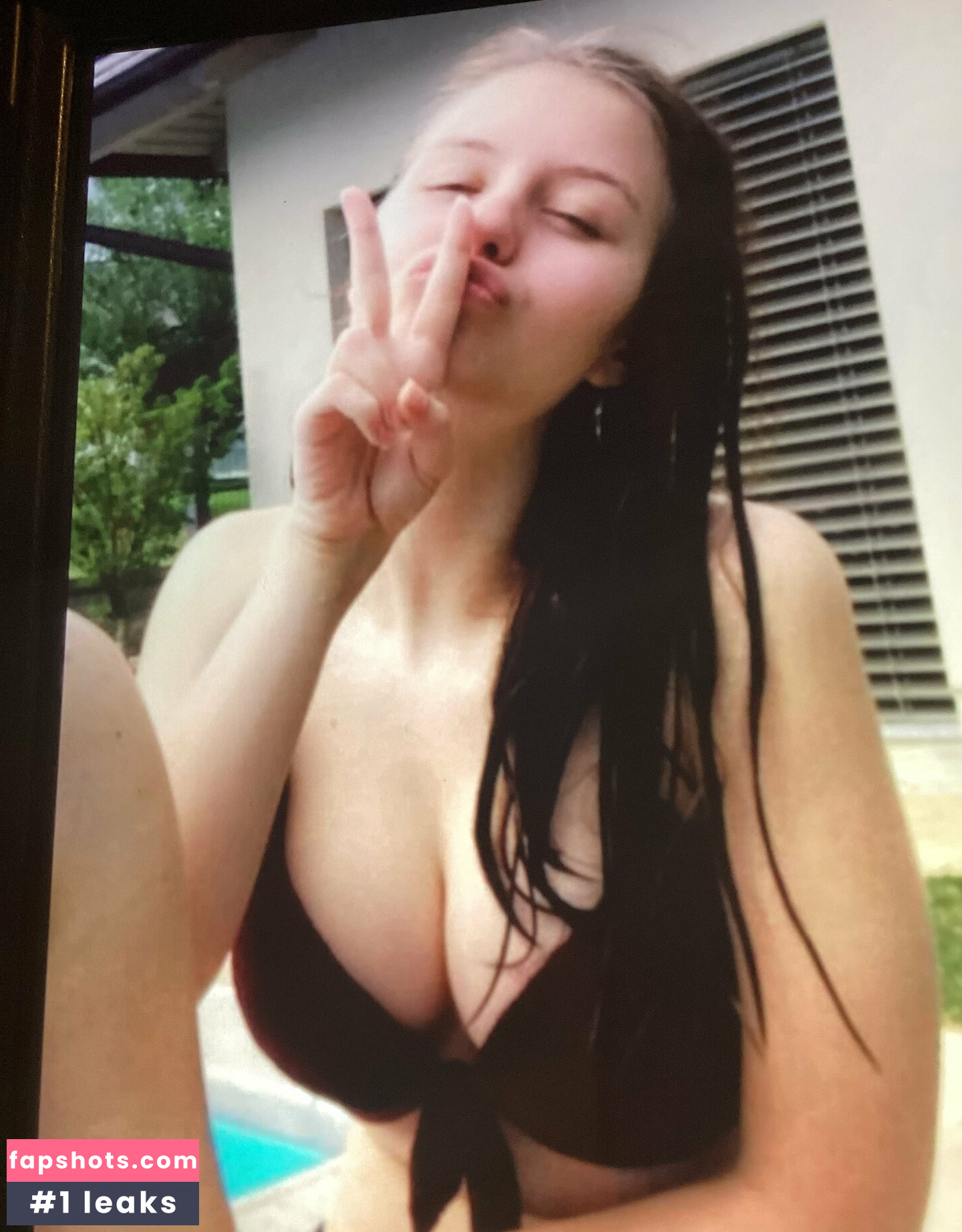 Laura Petrinec gallery photo #6