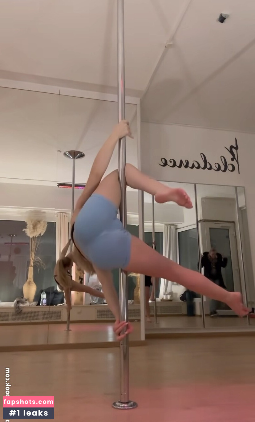 laura__pkr gallery photo #10