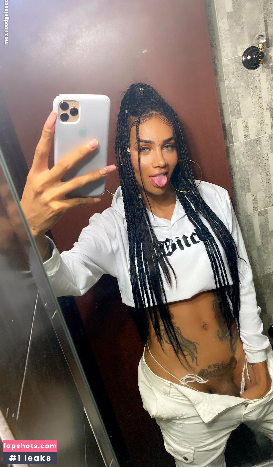 Laura Saenz gallery photo #40