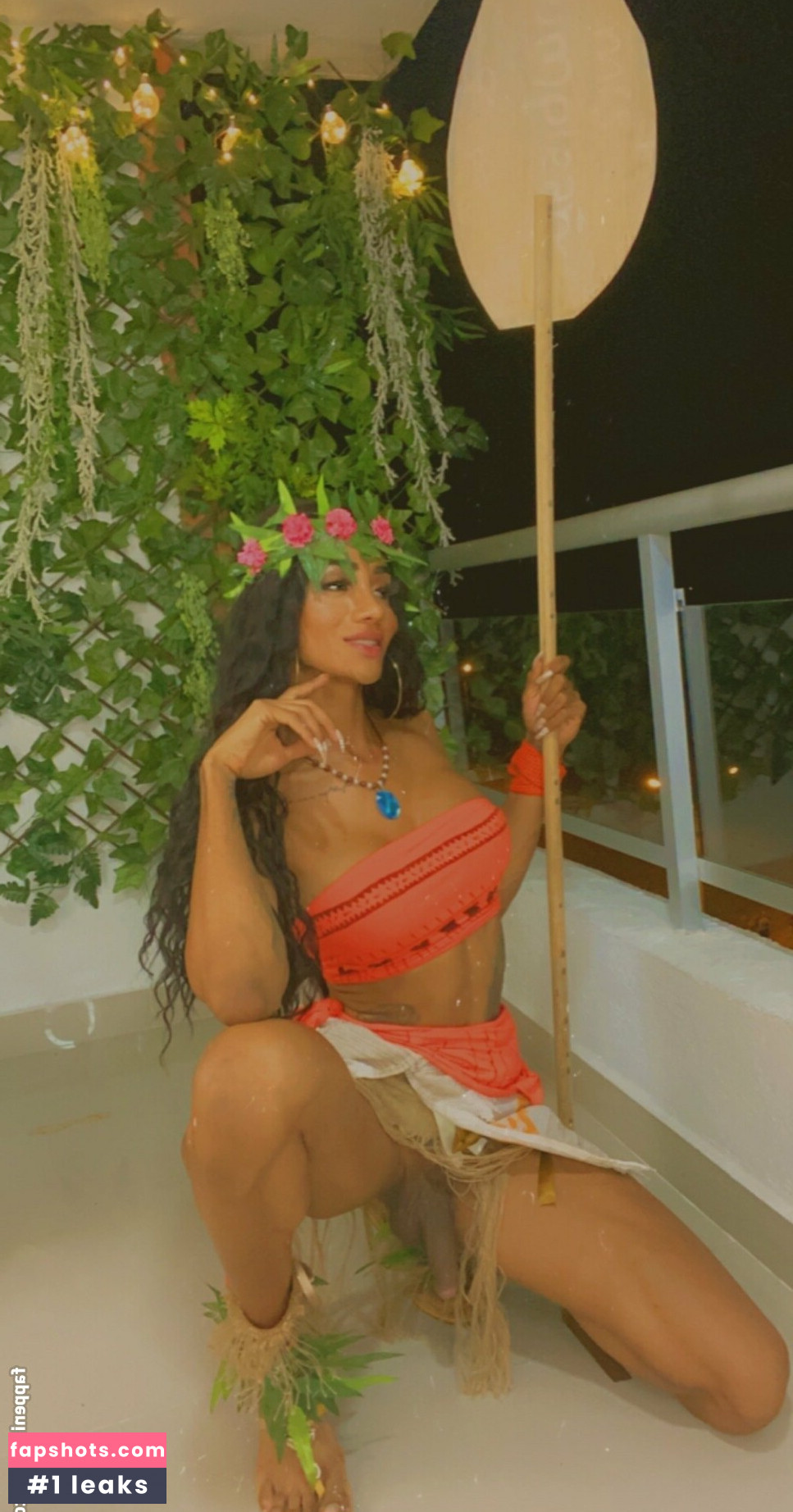 Laura Saenz gallery photo #63