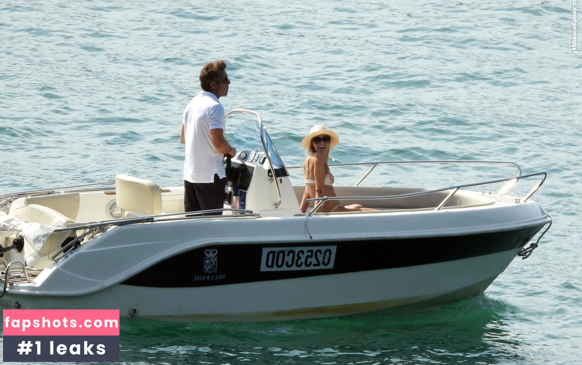 Laura Savoie gallery photo #12