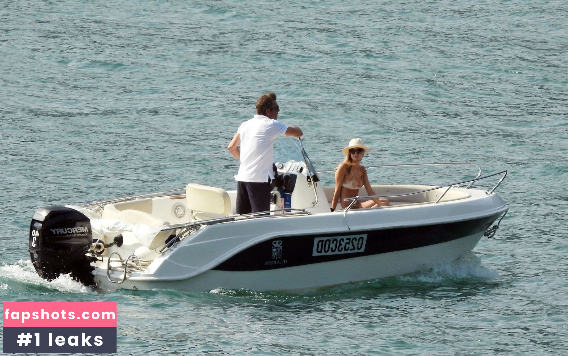 Laura Savoie gallery photo #13