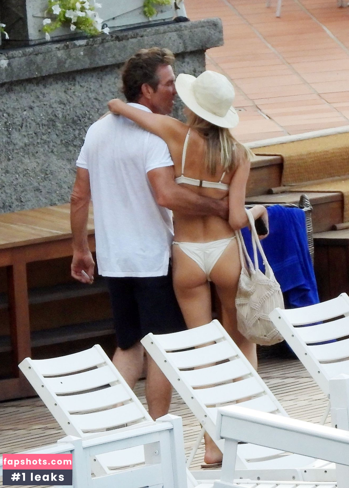 Laura Savoie gallery photo #18