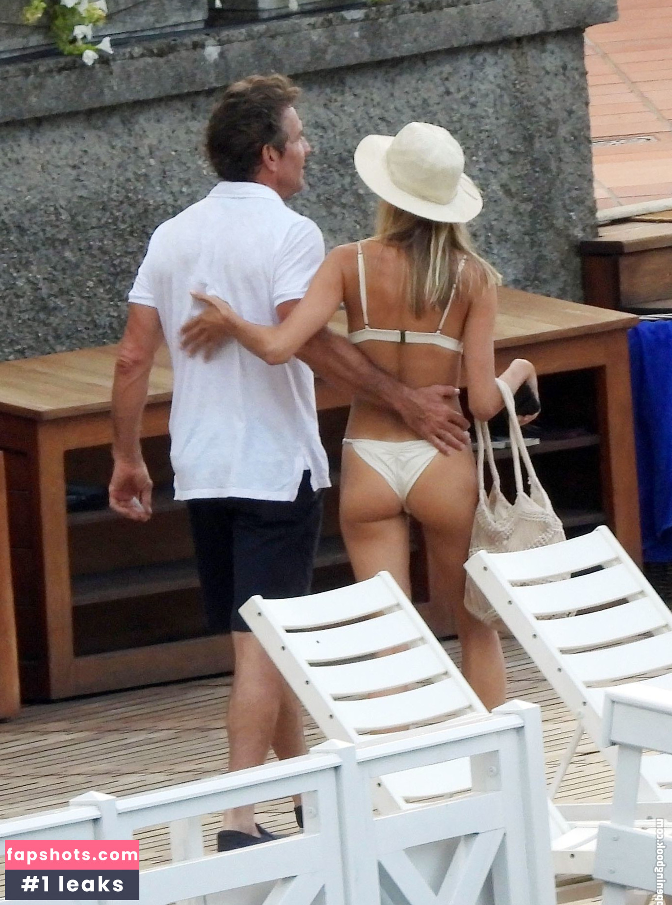 Laura Savoie gallery photo #19