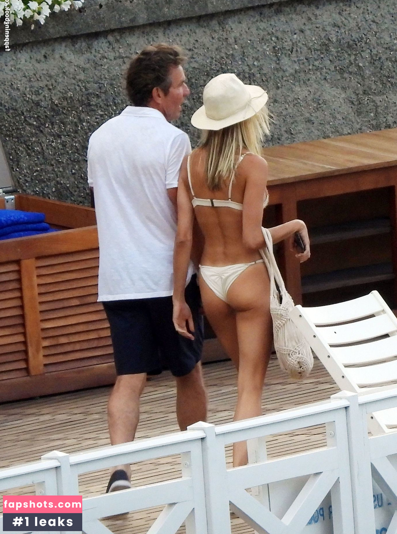 Laura Savoie gallery photo #20