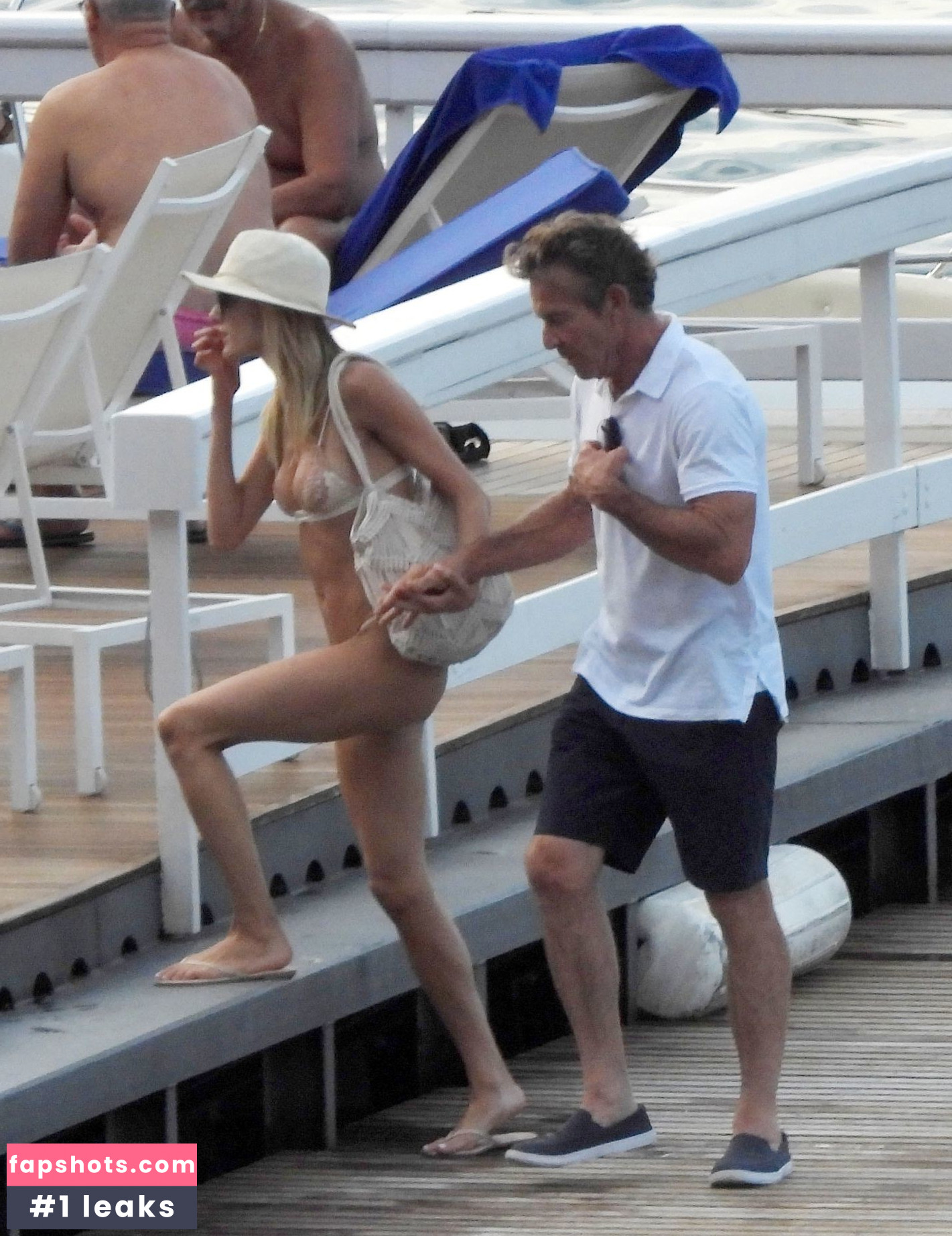 Laura Savoie gallery photo #31