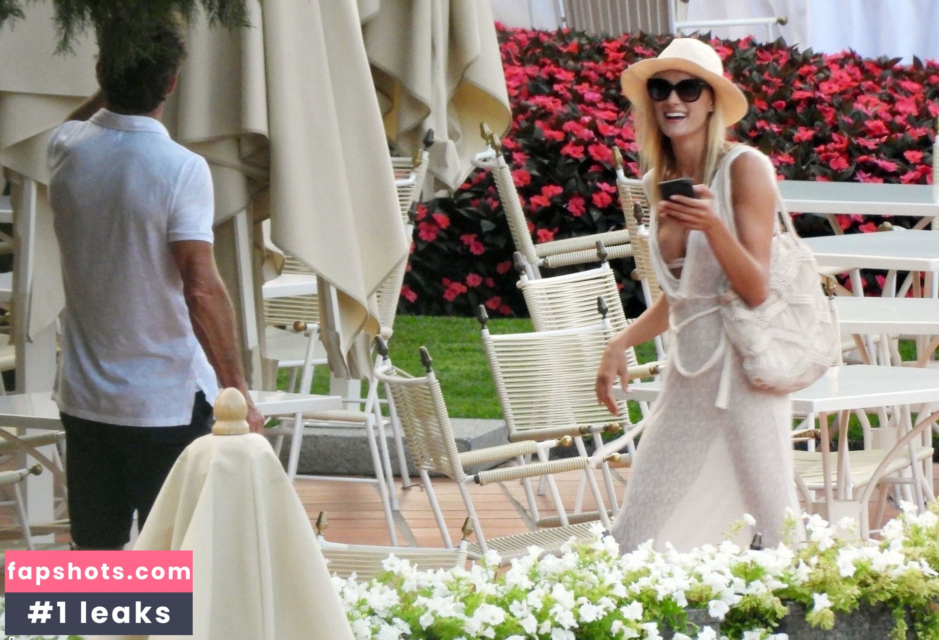 Laura Savoie gallery photo #5