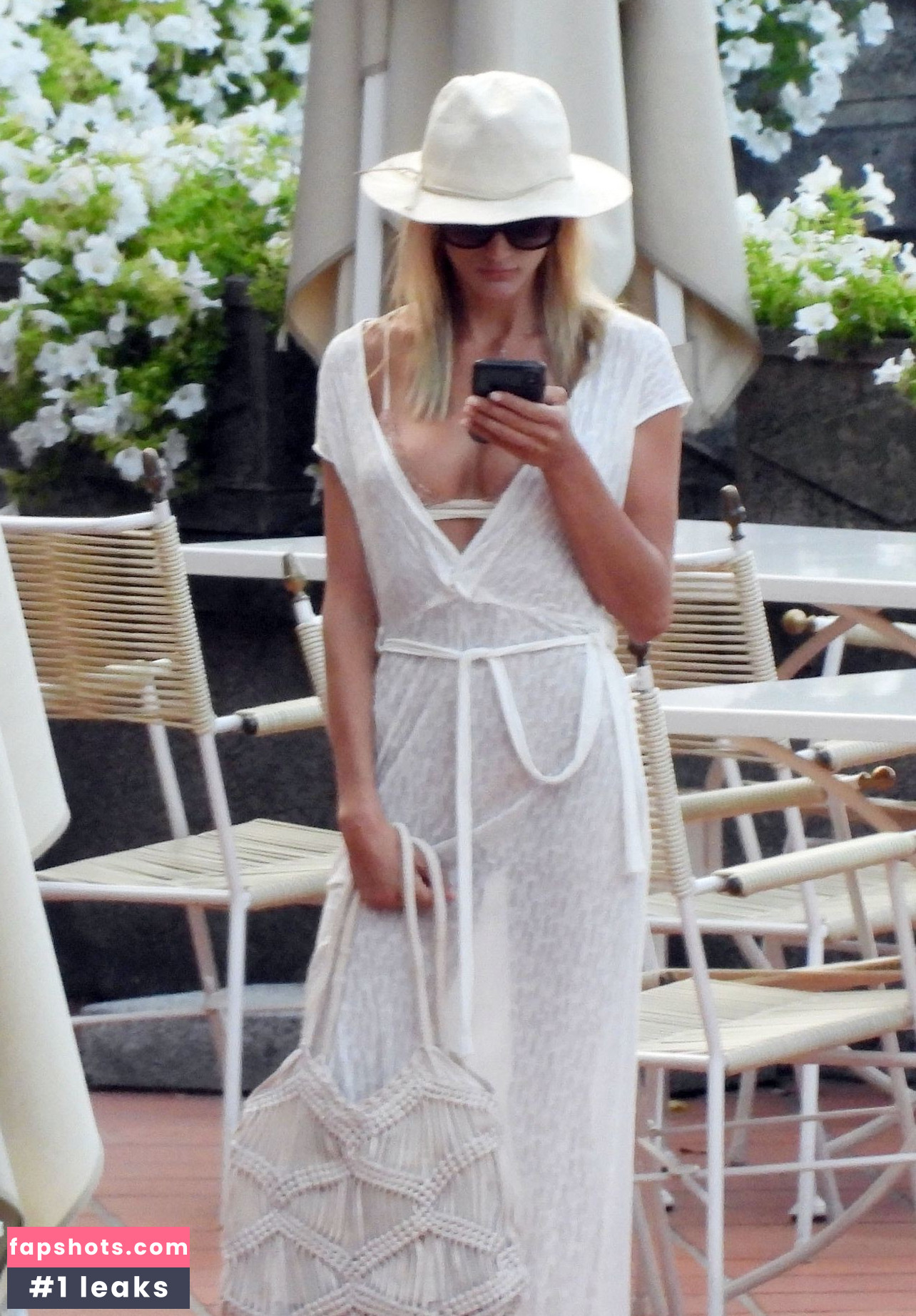 Laura Savoie gallery photo #8