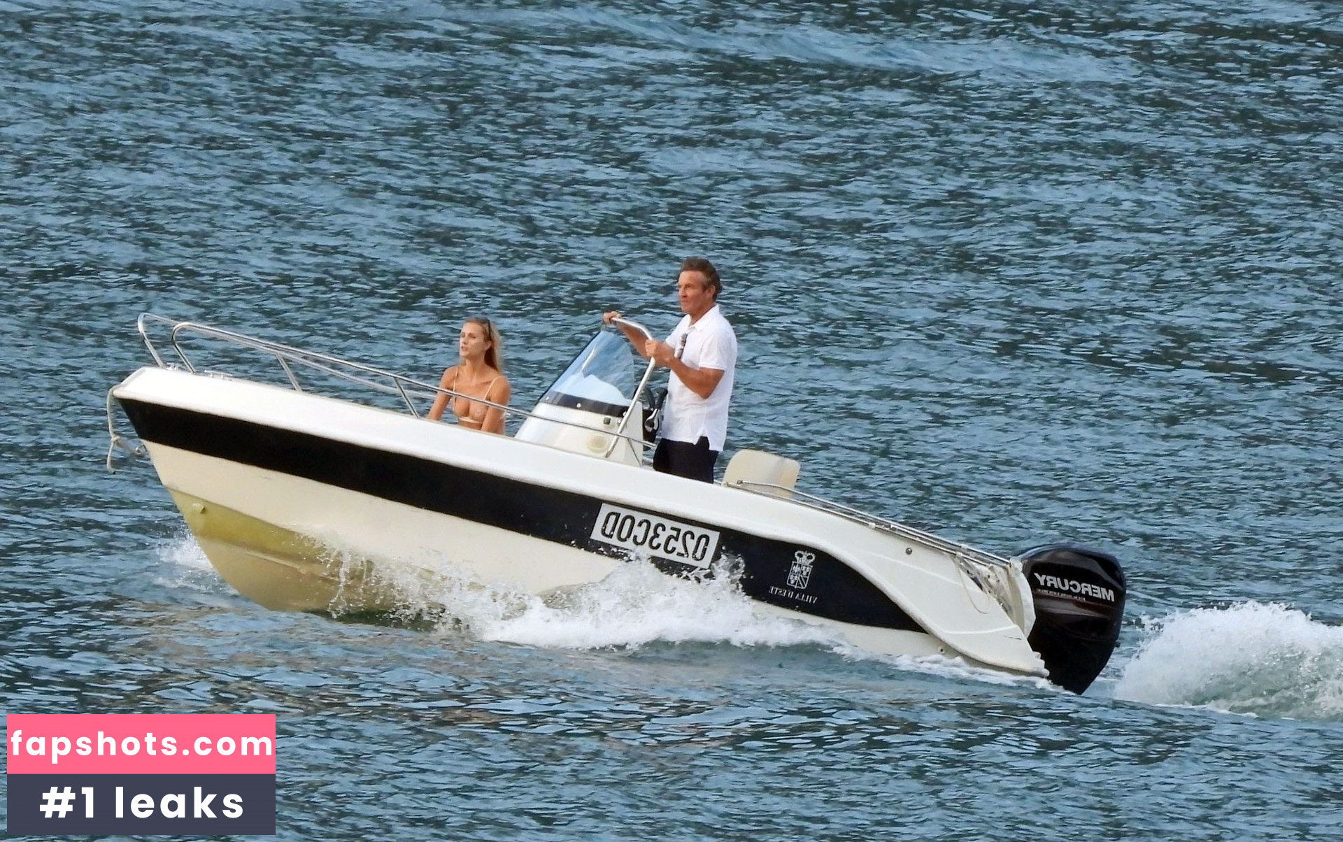 Laura Savoie gallery photo #9