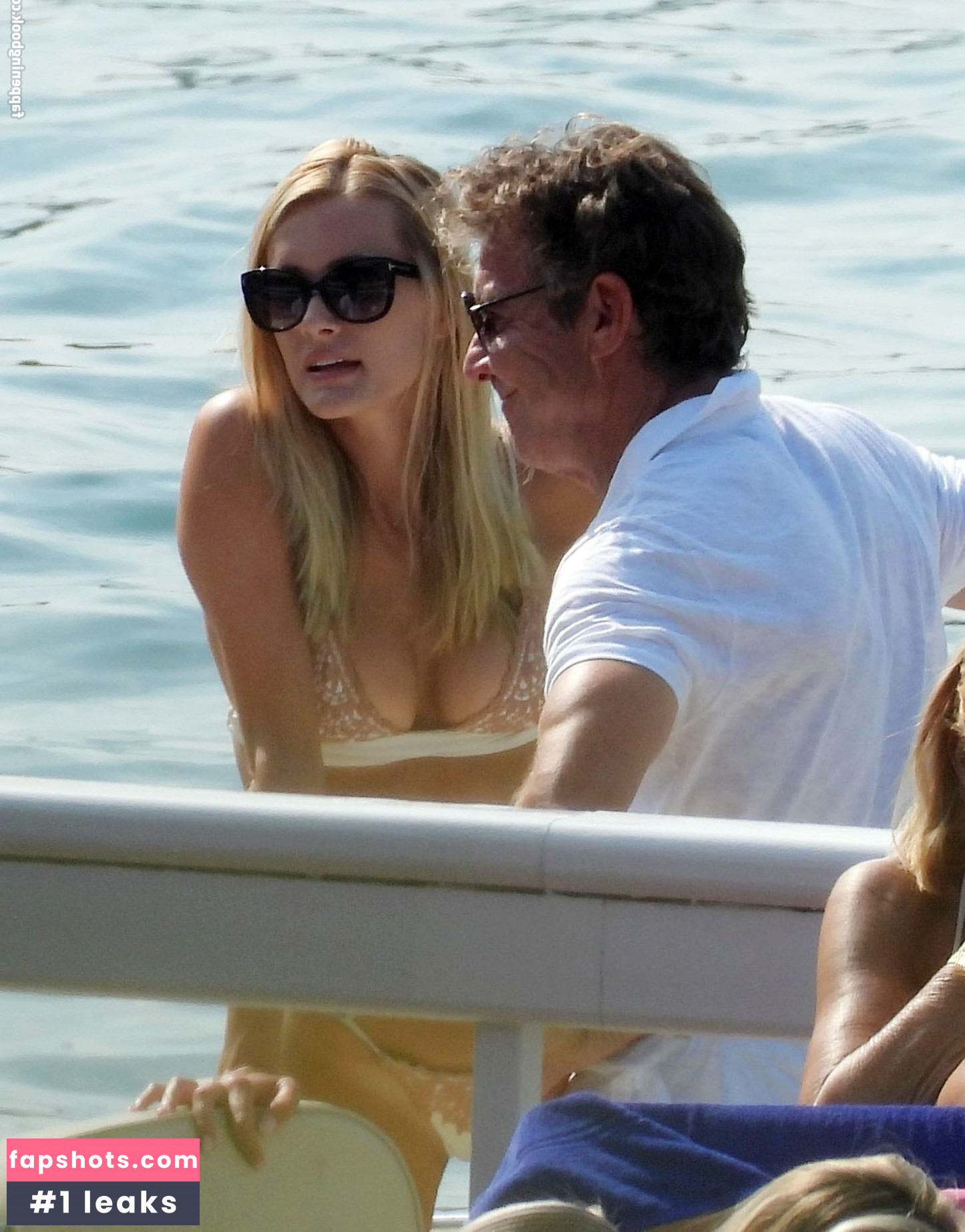 Laura Savoie gallery photo #10