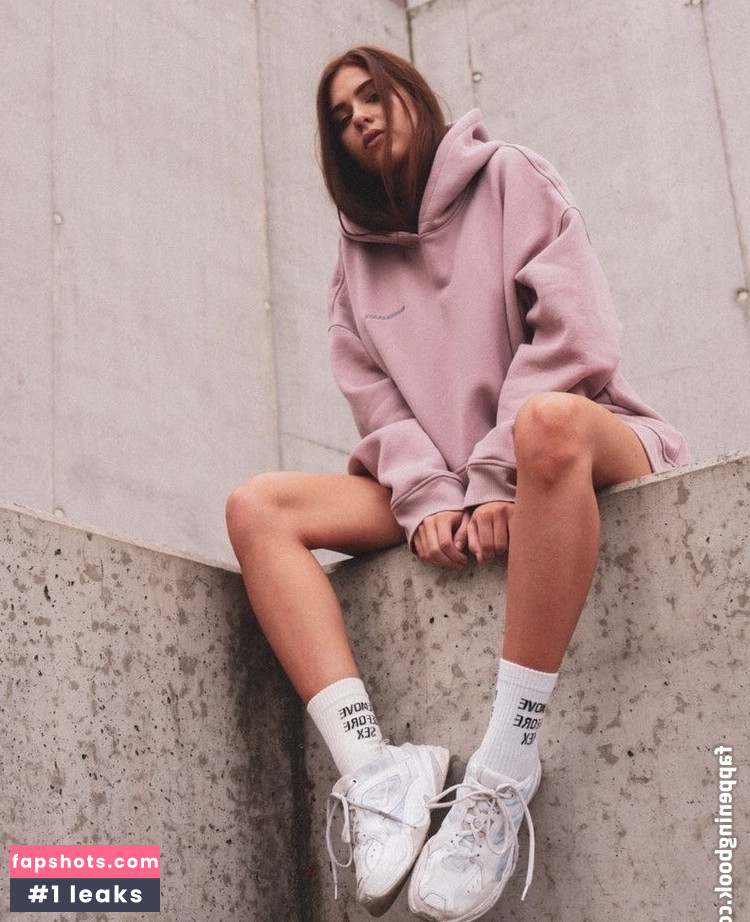 Laura Serafin gallery photo #18