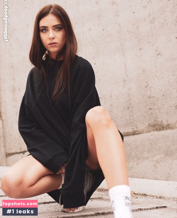 Laura Serafin gallery photo #28