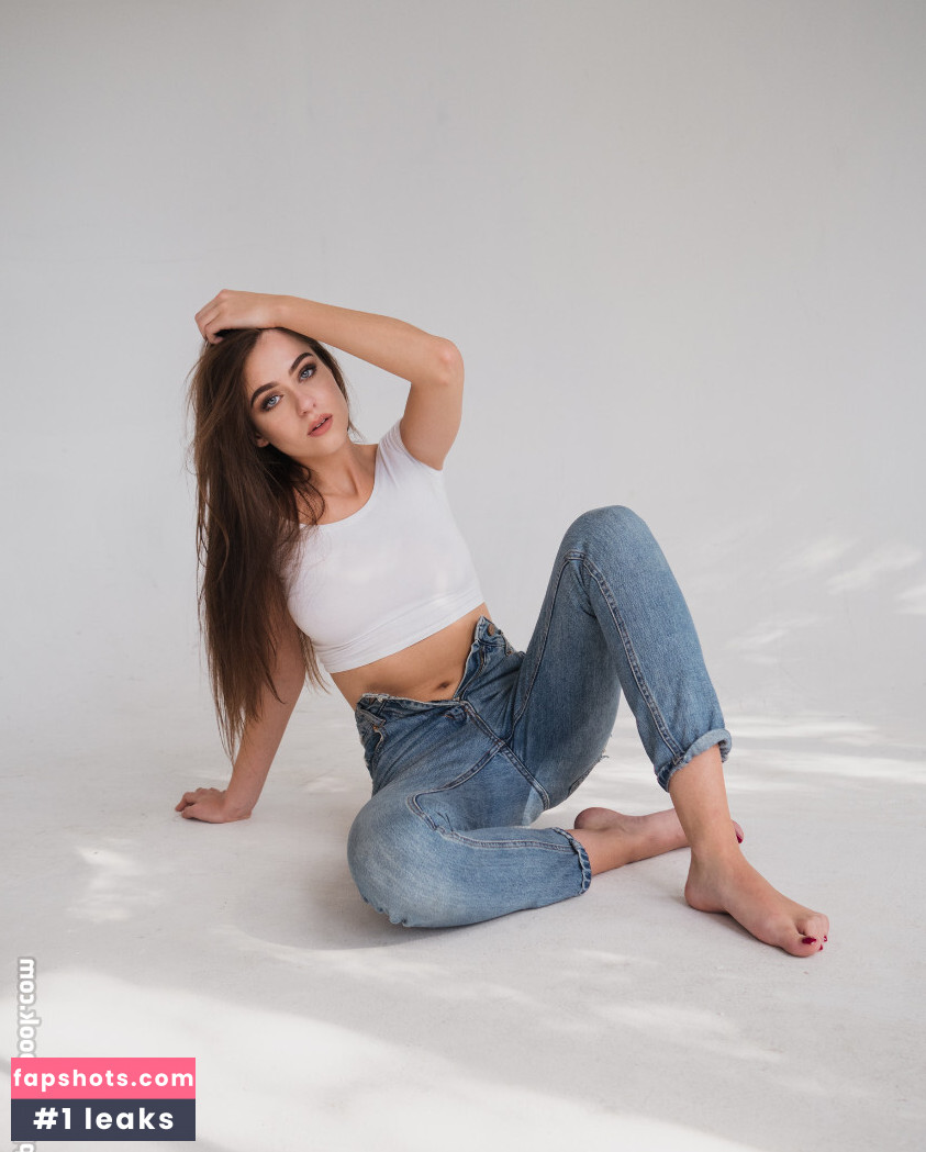 Laura Serafin gallery photo #73