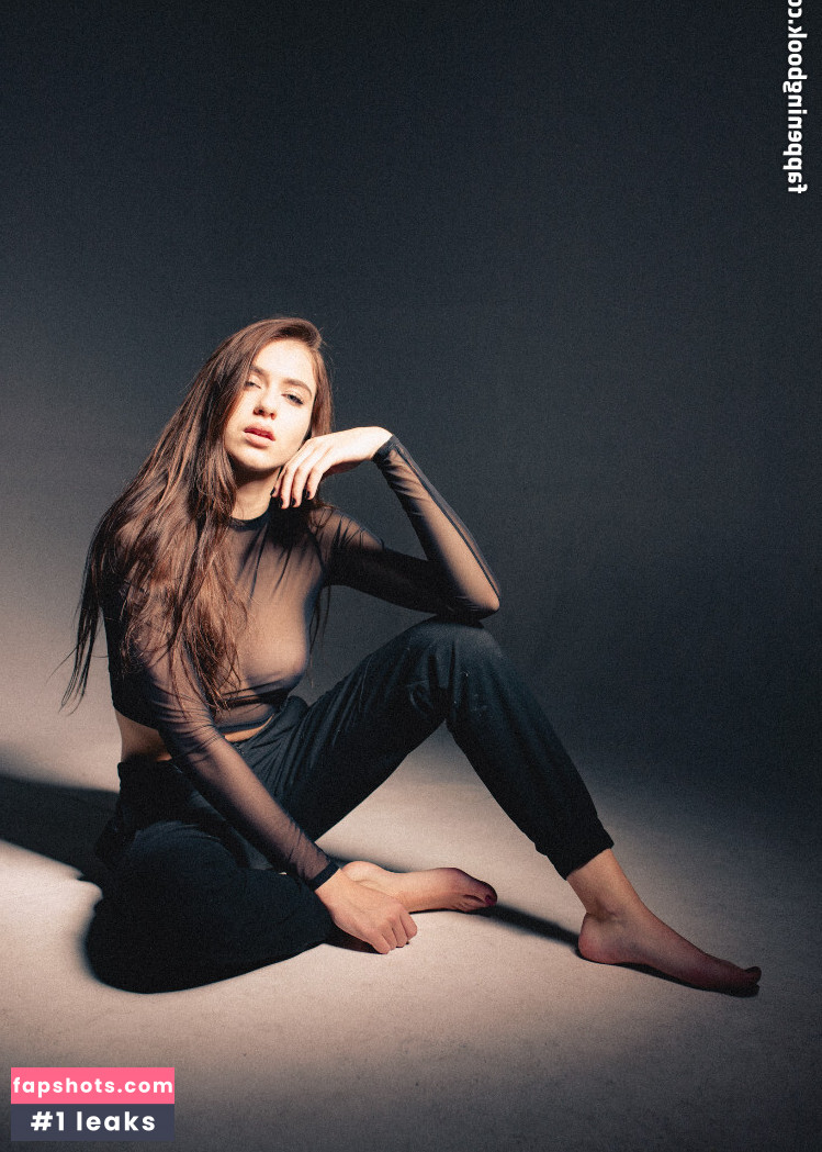 Laura Serafin gallery photo #86