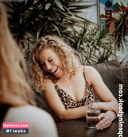 Laura Siegemund gallery photo #4