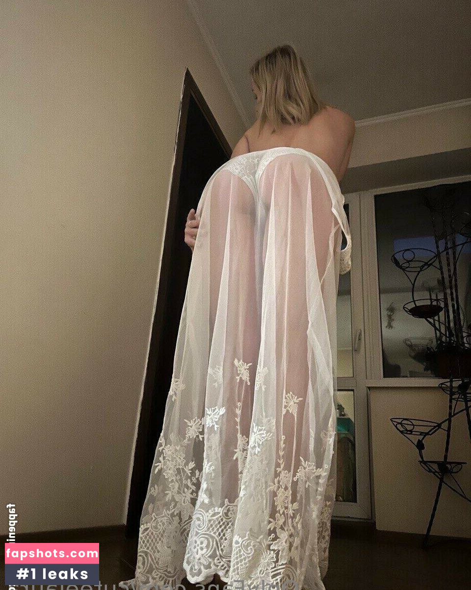 Laura Smile nude babe gallery