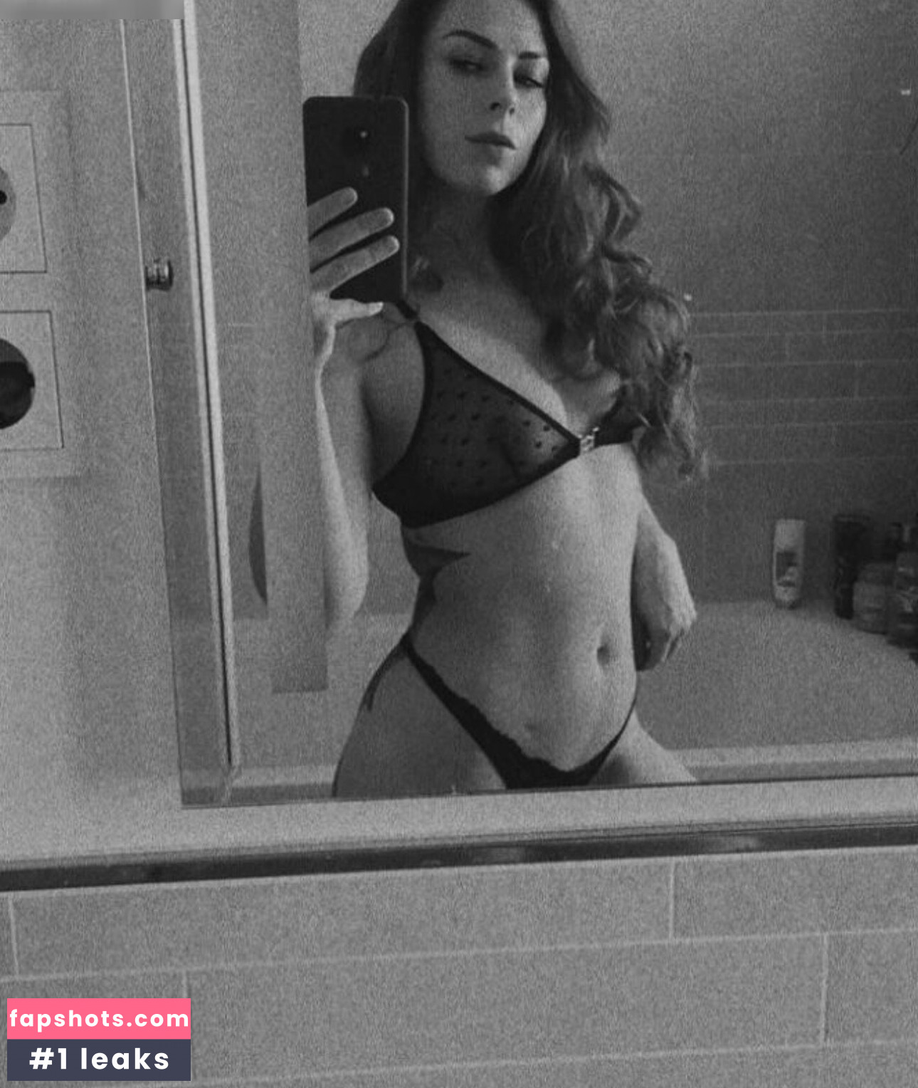 Laura W. gallery photo #4