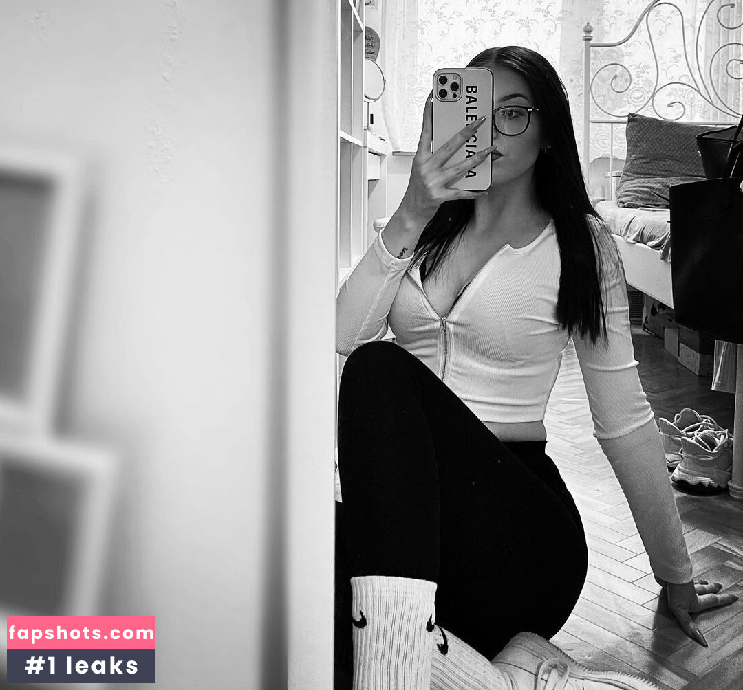 Lauraaasmk Nude Leaks OnlyFans Photos #2 - LeakJerk