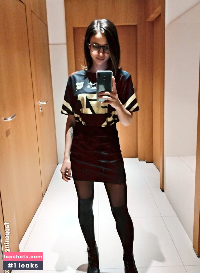 Laure Valée gallery photo #131