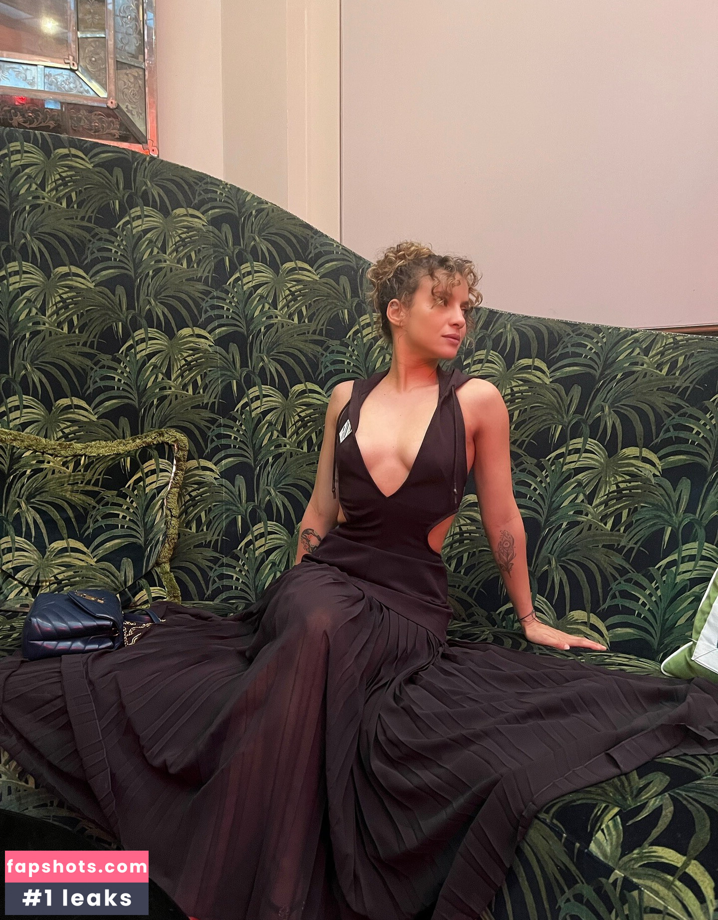 Laure Valée gallery photo #19