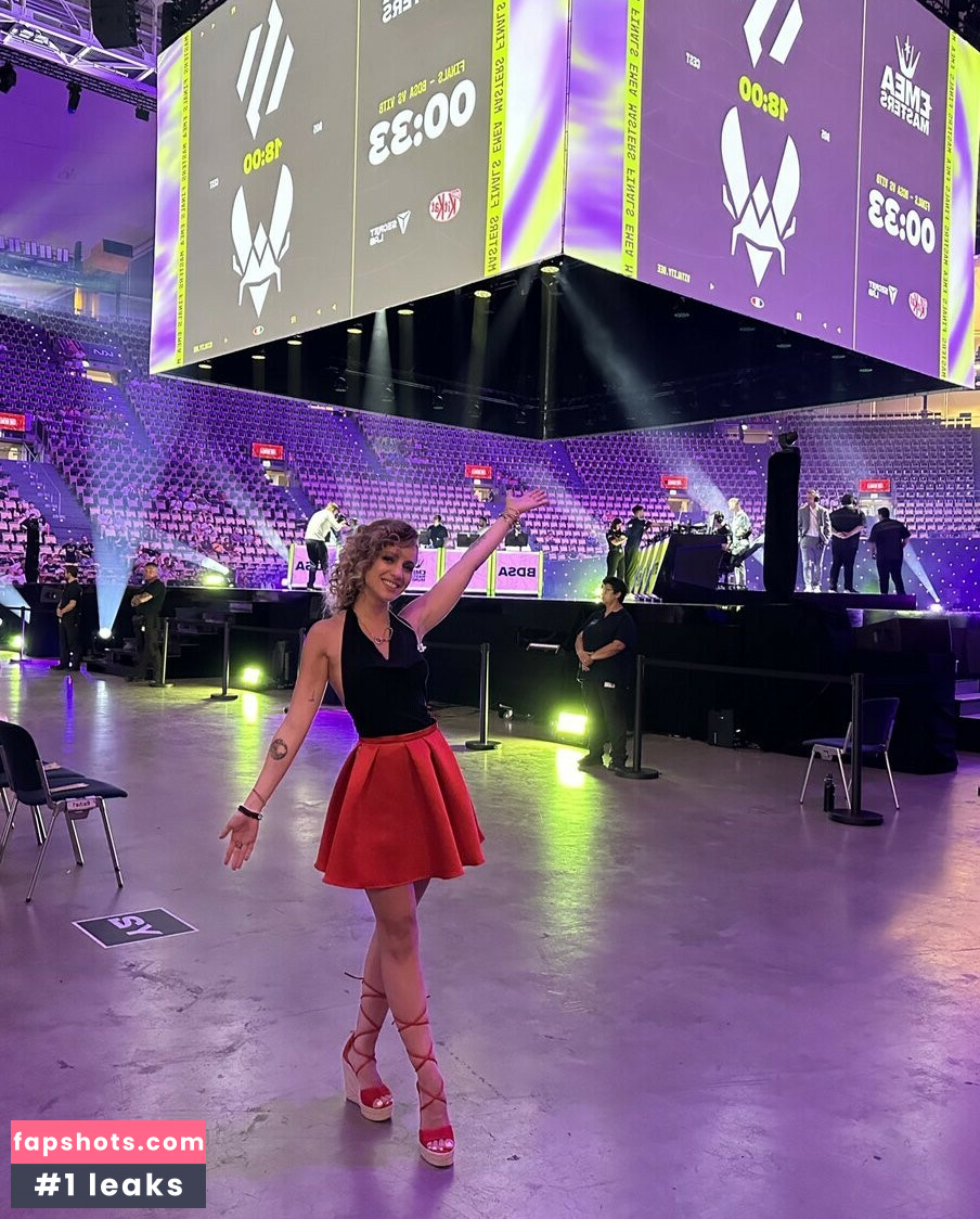 Laure Valée nude babe gallery