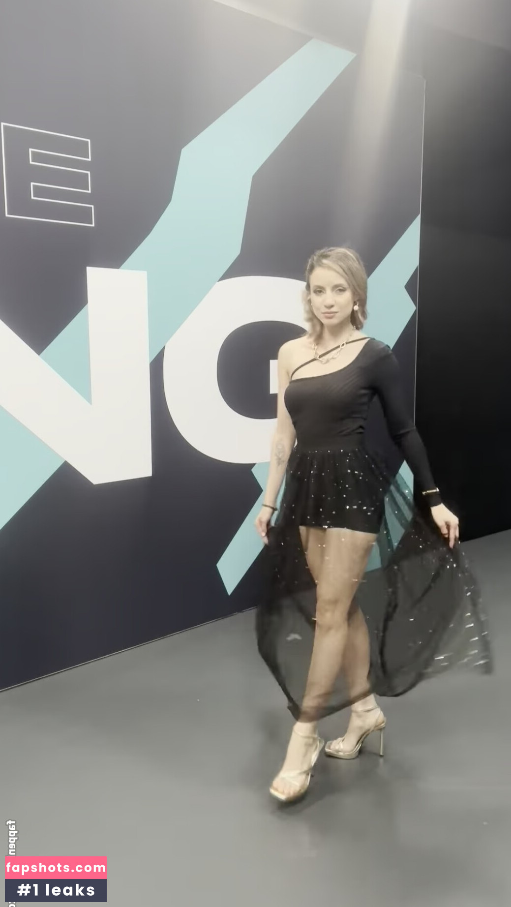 Laure Valée gallery photo #93