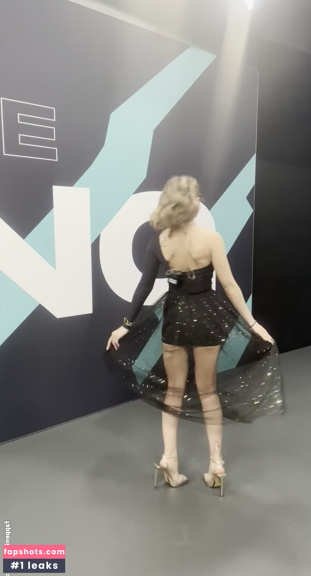 Laure Valée gallery photo #94