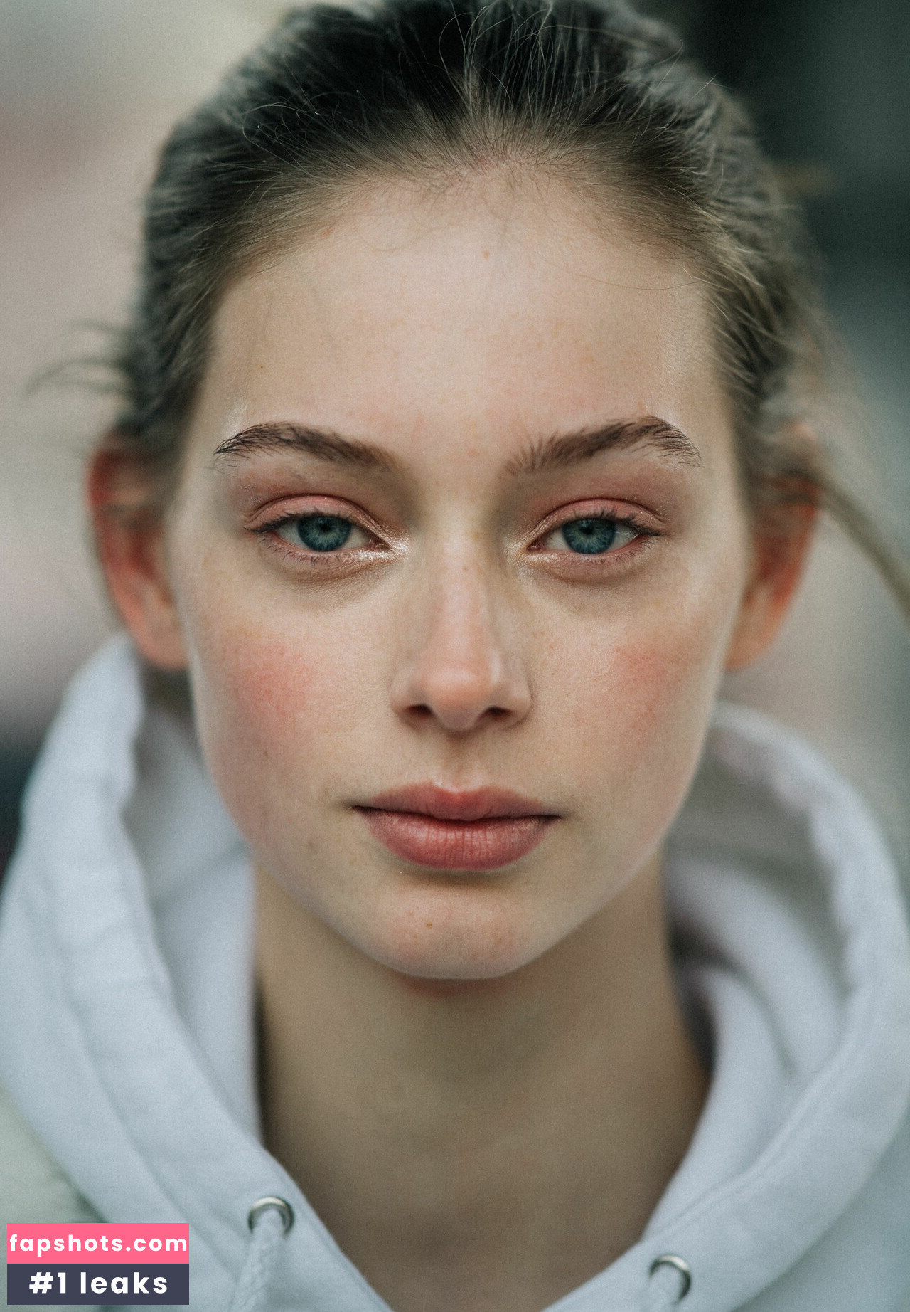 Lauren De Graaf gallery photo #4