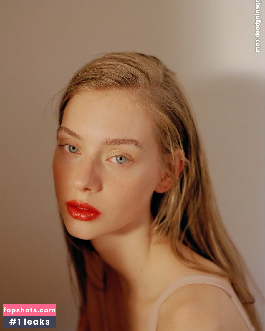 Lauren De Graaf nude babe gallery