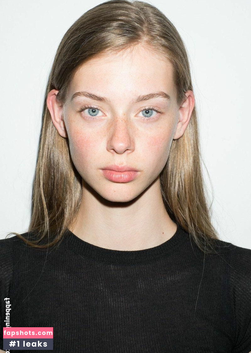 Lauren De Graaf gallery photo #6