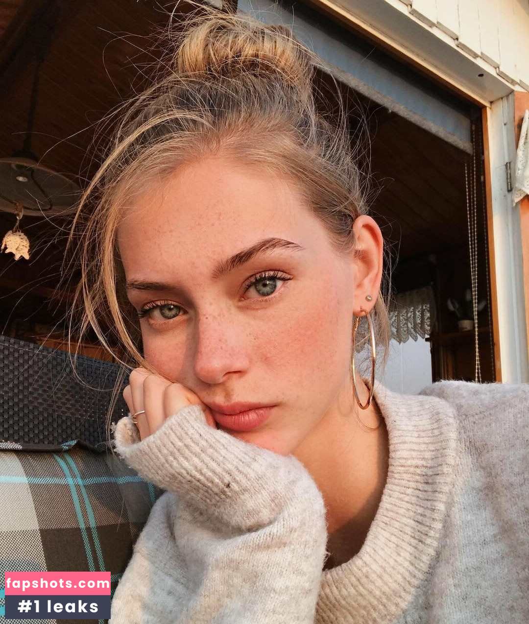 Lauren De Graaf gallery photo #7