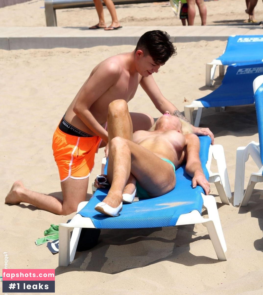 Lauren Harries gallery photo #26