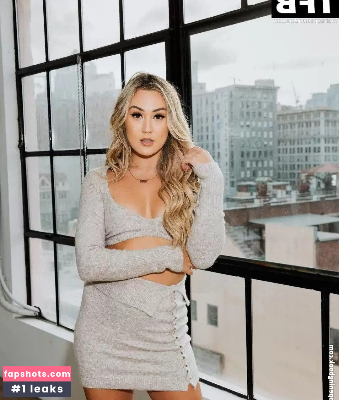 Lauren Riihimaki gallery photo #6