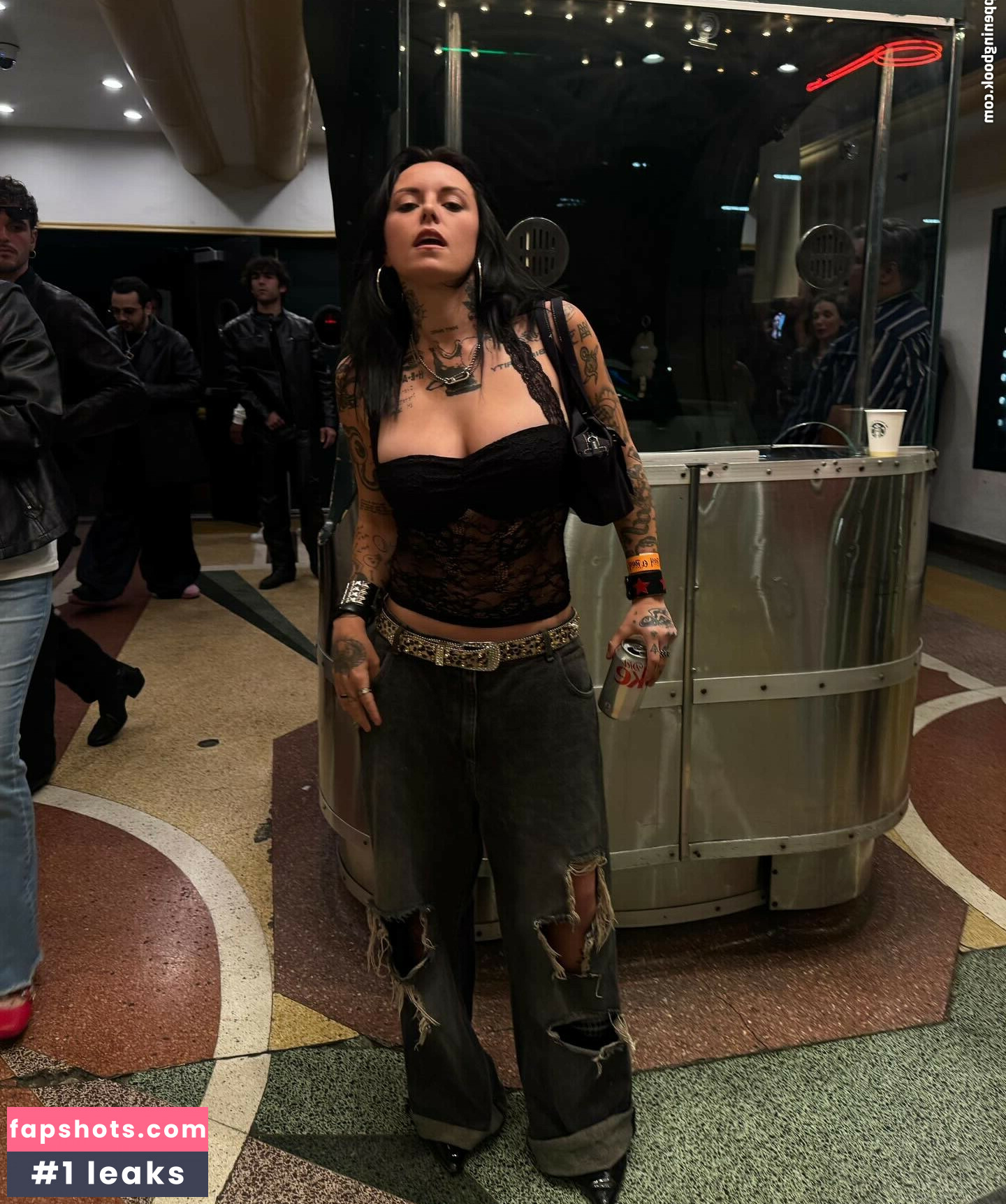 Lauren Sanderson gallery photo #4