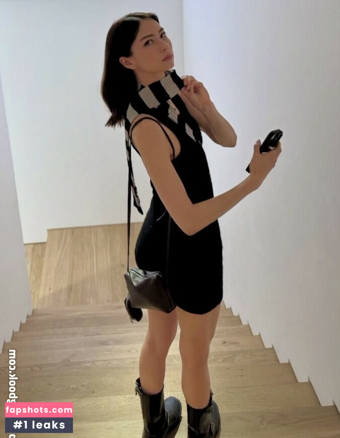 Lauren Tsai gallery photo #15