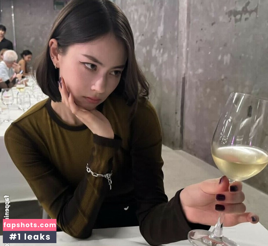 Lauren Tsai gallery photo #34