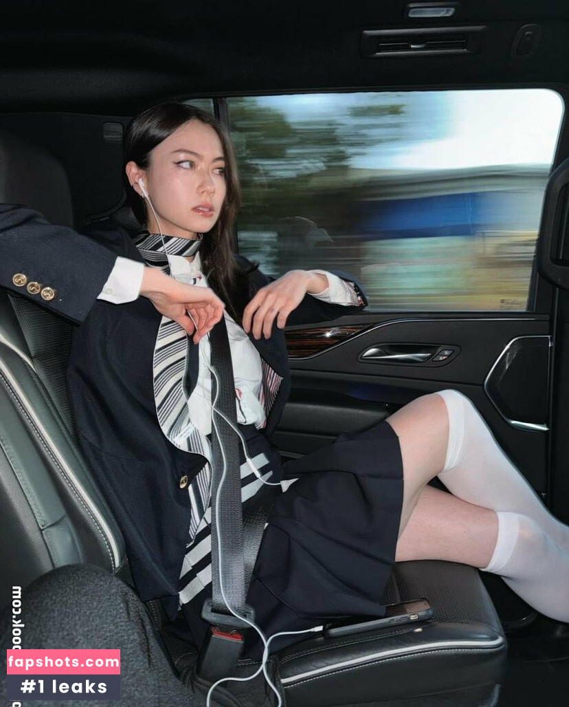 Lauren Tsai gallery photo #63