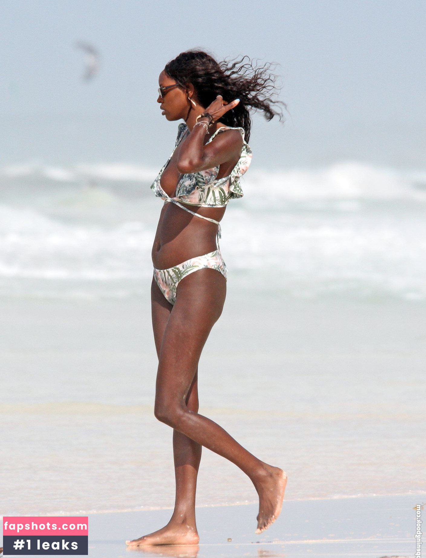 Layla Powell gallery photo #15