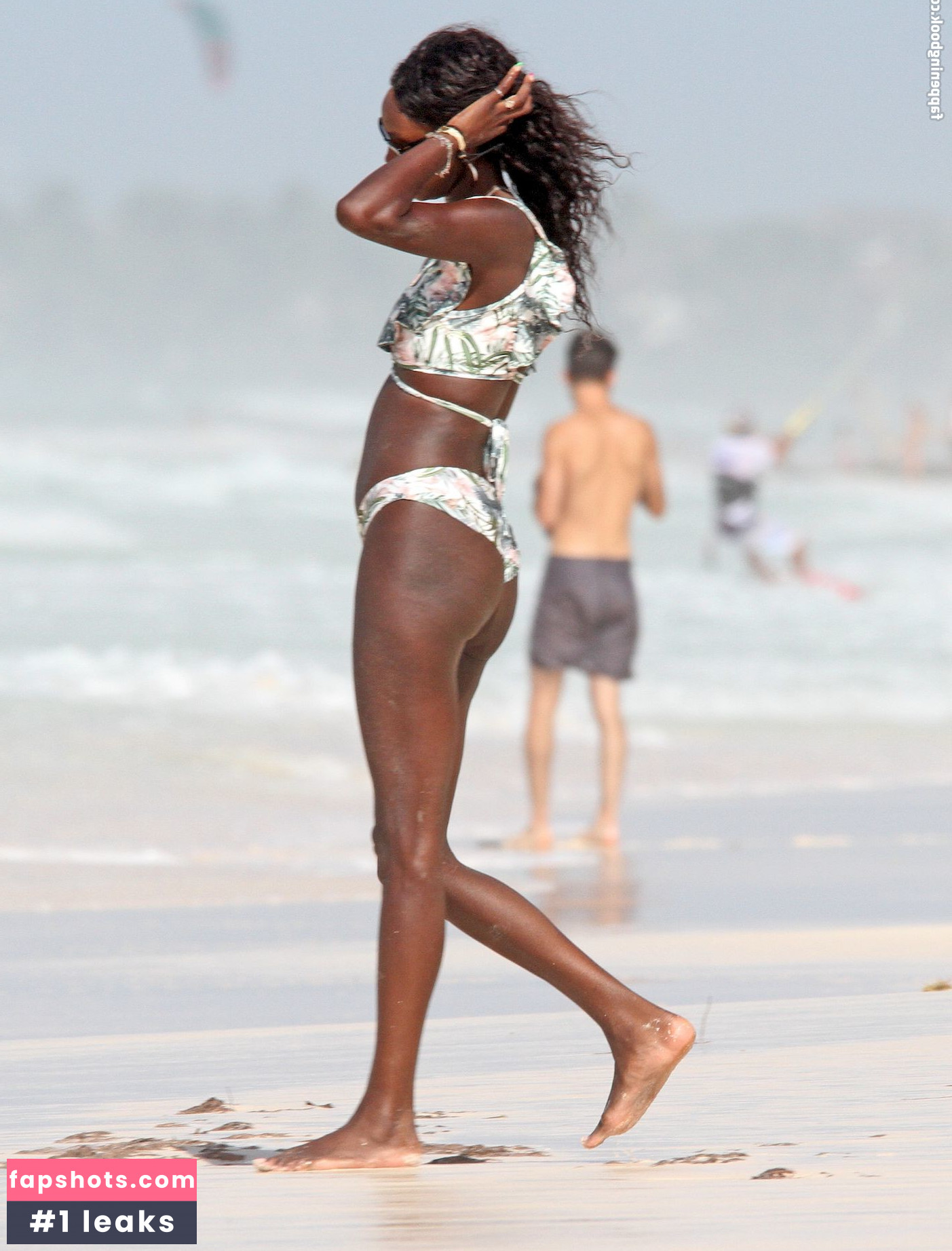 Layla Powell gallery photo #16