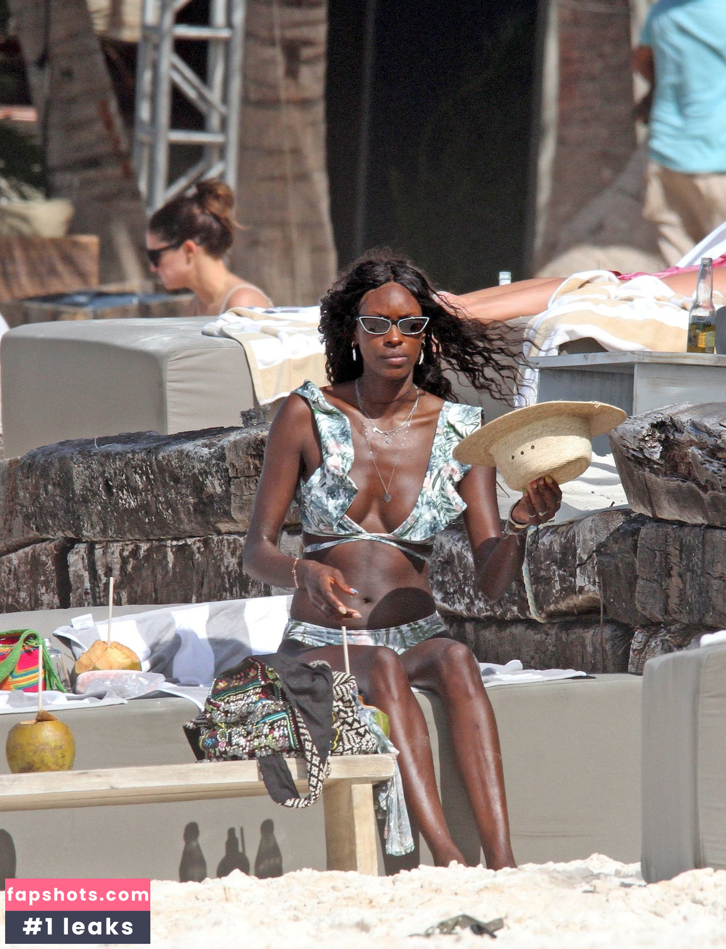 Layla Powell gallery photo #19