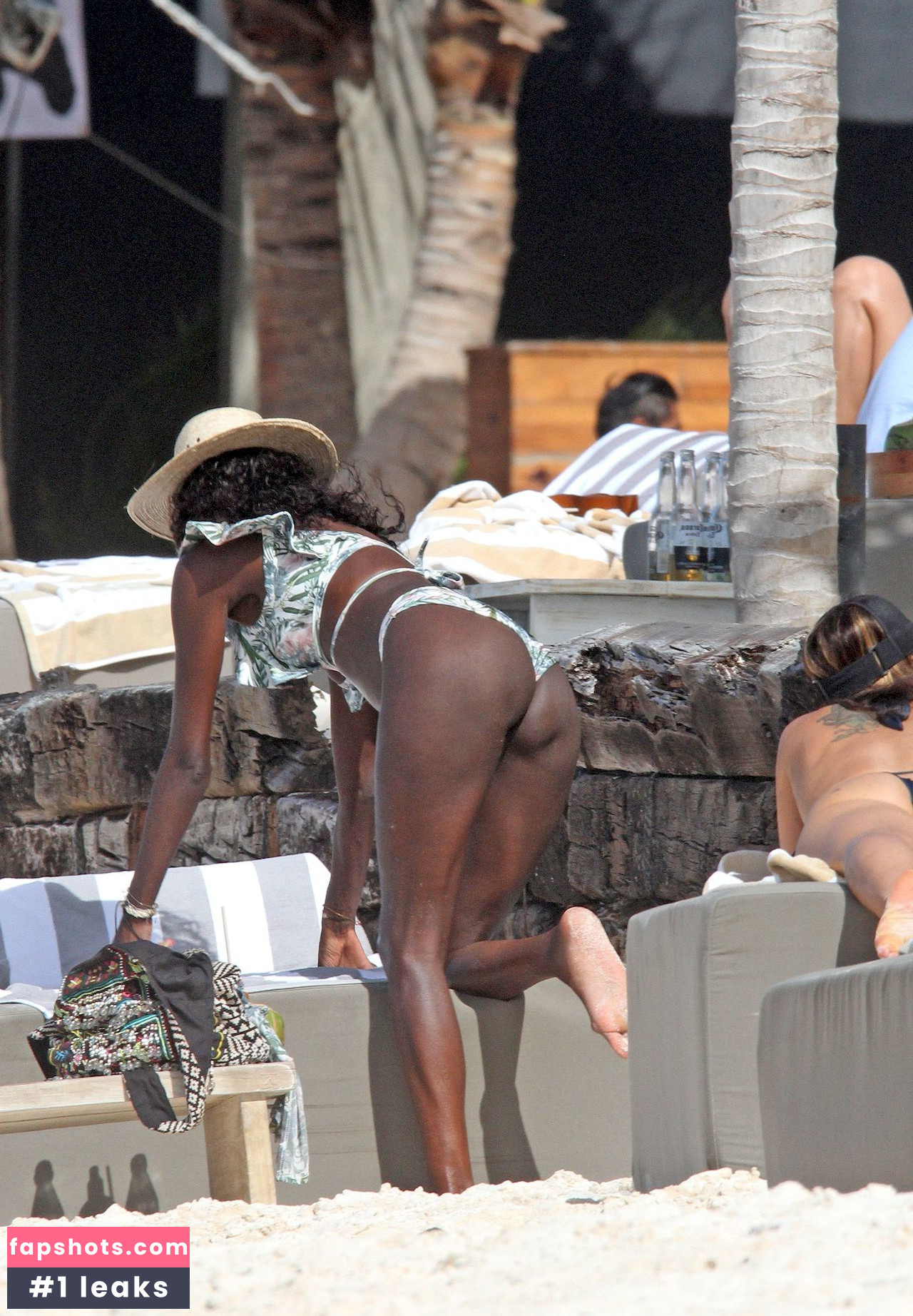 Layla Powell gallery photo #22