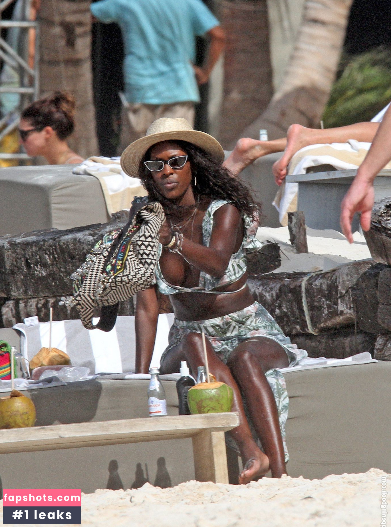 Layla Powell gallery photo #24