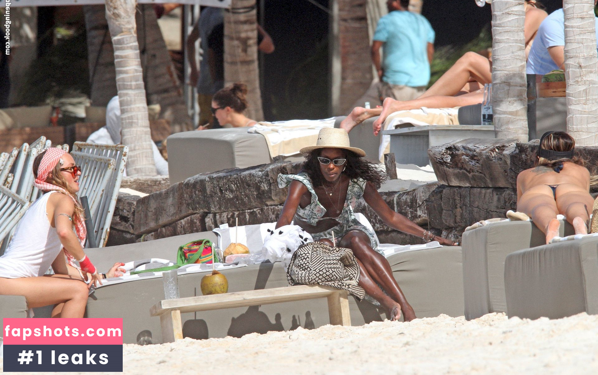 Layla Powell gallery photo #25